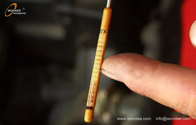 Engine oil (1) زيت المحرك (1)