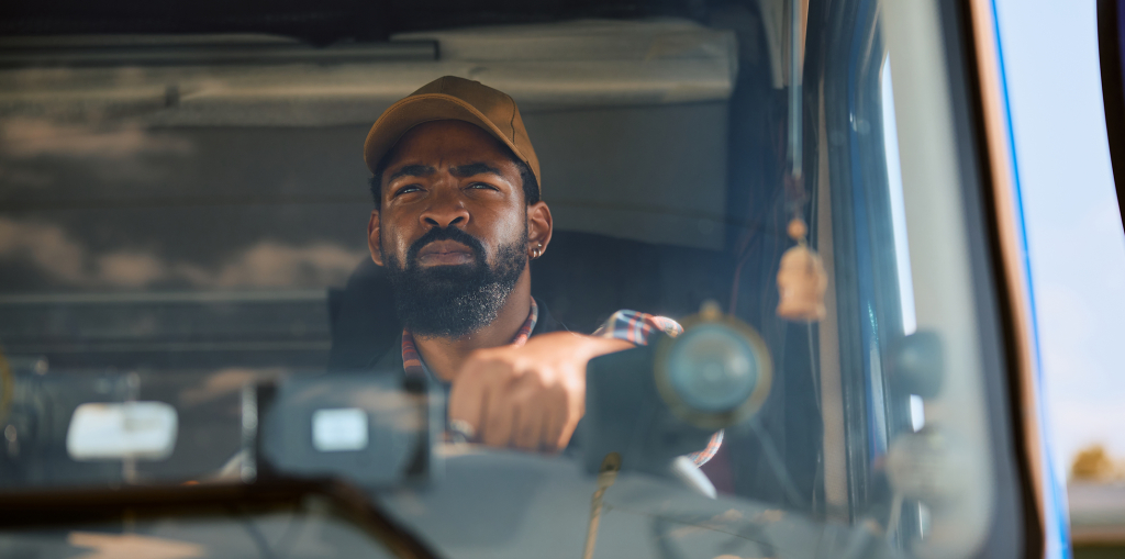 Navigating Negativity: Tips for Truckers To Maintain A Positive Outlook التنقل السلبي: نصائح لسائقي الشاحنات للحفاظ على نظرة إيجابية