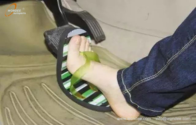 ارتداء النعال أثناء القيادة (3)