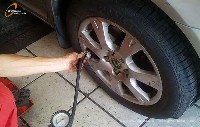 deviates (4) ينحرف (4)