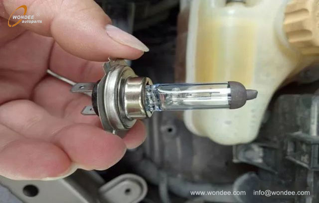 أضواء الفرامل وأضواء الحزمة المنخفضة (4)