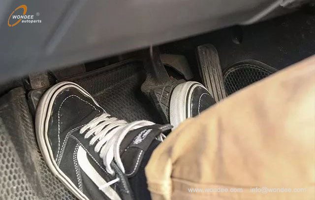 brake or the clutch (3) الفرامل أو القابض (3)