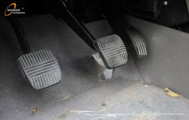 brake or the clutch (2) الفرامل أو القابض (2)